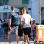 Олд Скул тату с розой – девушкой и кинжалом на руке у парня – Уличная татуировка 14.09.2020 – tatufoto.com 4