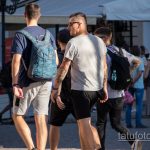 Олд Скул тату с розой – девушкой и кинжалом на руке у парня – Уличная татуировка 14.09.2020 – tatufoto.com 6