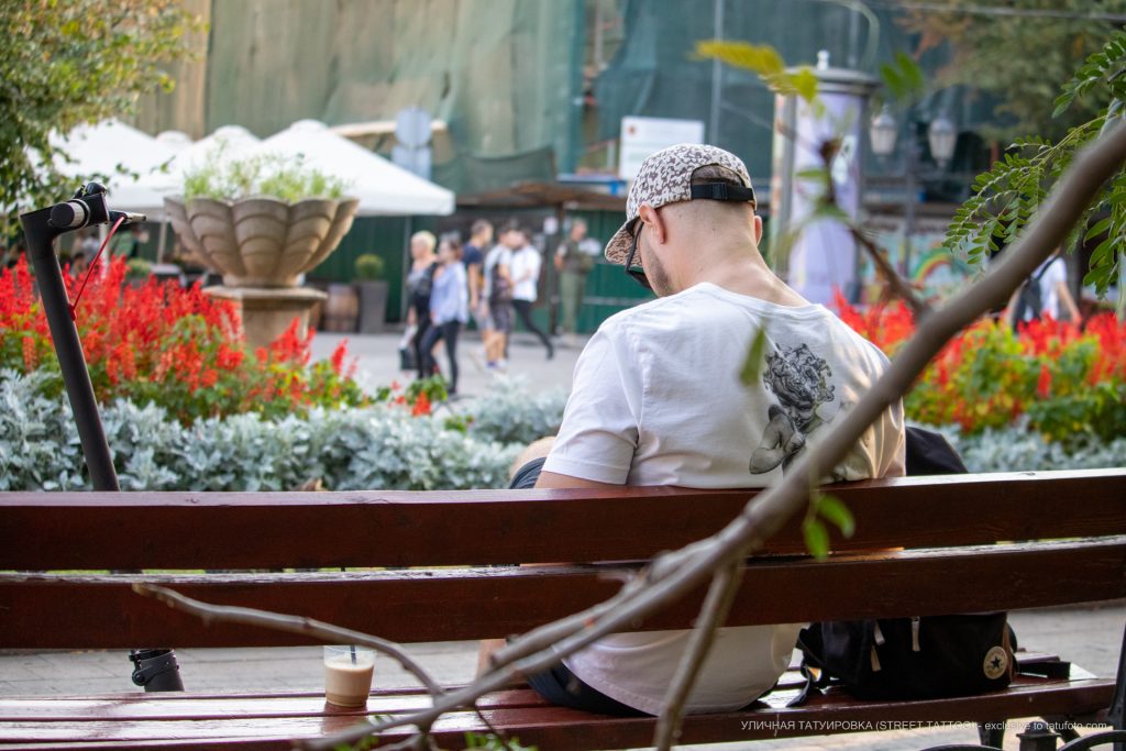 Парень с самокатом сидит на скамейке и пьет кофе --Уличная тату-street tattoo-21.09.2020-tatufoto.com 1