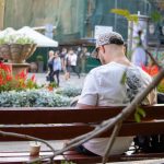 Парень с самокатом сидит на скамейке и пьет кофе --Уличная тату-street tattoo-21.09.2020-tatufoto.com 1