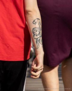 Парень с тату змея – голова девушки и колья – 17.09.2020 – tatufoto.com 2