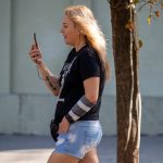 Поплывшая тату надпись на руке девушки –Уличная татуировка (street tattoo)–22.09.2020–tatufoto.com 5