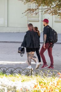 Фото тату на руке: рукав с изображением японских мотивов, волн, карпов кои и цветов. Детализированный рисунок татуировки в черно-серых тонах.