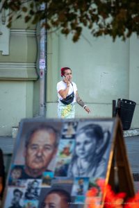 Фото татуировки на руке в виде черно-серых цветов и портрета. Изящный тату-рукав, выполненный в реалистичной технике.