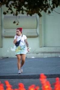 Фото татуировки на руке в виде черно-серых цветов и портрета. Изящный тату-рукав, выполненный в реалистичной технике.