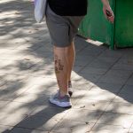 Смешные татуировки внизу ноги парня с рюкзаком – жирафом – мороженком и динозавром – tatufoto.com 4