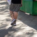 Смешные татуировки внизу ноги парня с рюкзаком – жирафом – мороженком и динозавром – tatufoto.com 6