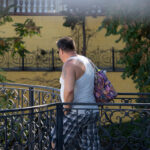 Фото тату на плече мужчины. Черно-серый рисунок, напоминающий сказочное существо. Идеи для тату, мастер тату.