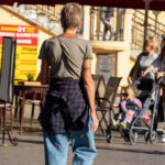 Фото тату на плече женщины. Небольшой рисунок в черных тонах, выполненный в минималистичном стиле. Идеи для тату, мастер тату.