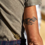 Старая тату браслет с вензелями на руке женщины – Уличная татуировка (street tattoo)-29.09.2020-tatufoto.com 4