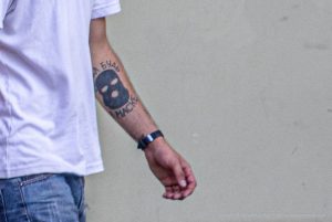 Тату балаклава и надпись ВСЕГДА БУДЬ В МАСКЕ -Уличная тату-street tattoo-21.09.2020-tatufoto.com 2