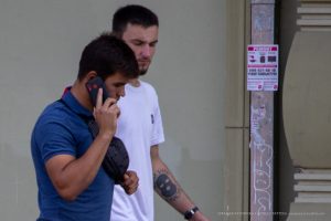 Фото татуировки на руке мужчины: изображение маски в стиле граффити. Черно-белая татуировка, выполненная в реалистичном стиле.