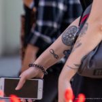 Фото тату на предплечье: геометрический узор, знак бесконечности и изображение птицы. Черно-серые татуировки, выполненные в минималистичном стиле.