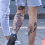 Тату бомба гроб и надпись МОЛОДОСТЬ на ноге парня –Уличная татуировка (street tattoo)–22.09.2020–tatufoto.com 10