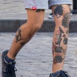 Тату бомба гроб и надпись МОЛОДОСТЬ на ноге парня –Уличная татуировка (street tattoo)–22.09.2020–tatufoto.com 4
