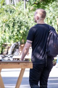 Фотография мужского предплечья с татуировкой в виде геометрического браслета. Татуировка выполнена в черном цвете и имеет строгий, минималистичный вид.