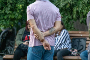 Фото тату: татуировка с изображением велосипеда на руке мужчины. Детализированный рисунок татуировки в стиле олдскул.