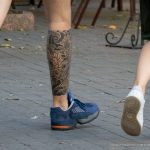 Тату ветер тучи и цветы внизу ноги парня --Уличная тату-street tattoo-21.09.2020-tatufoto.com 2