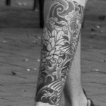 Тату ветер тучи и цветы внизу ноги парня --Уличная тату-street tattoo-21.09.2020-tatufoto.com 5
