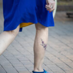Тату ветка с цветами внизу ноги женщины – Уличная татуировка (street tattoo)-29.09.2020-tatufoto.com 1