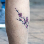 Тату ветка с цветами внизу ноги женщины – Уличная татуировка (street tattoo)-29.09.2020-tatufoto.com 3