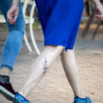 Тату ветка с цветами внизу ноги женщины – Уличная татуировка (street tattoo)-29.09.2020-tatufoto.com 4