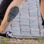 Тату воздушный шар внизу ноги девушки – Уличная татуировка (street tattoo)-29.09.2020-tatufoto.com 3