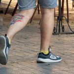 Тату воздушный шар и цветные мазки красок на левой ноге парня --Уличная тату-street tattoo-21.09.2020-tatufoto.com 2