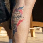Тату воздушный шар и цветные мазки красок на левой ноге парня --Уличная тату-street tattoo-21.09.2020-tatufoto.com 5