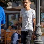 Тату воин с мечем в руках на руке парня –Уличная татуировка (street tattoo)–22.09.2020–tatufoto.com 1