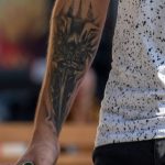 Тату воин с мечем в руках на руке парня –Уличная татуировка (street tattoo)–22.09.2020–tatufoto.com 2