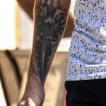 Тату воин с мечем в руках на руке парня –Уличная татуировка (street tattoo)–22.09.2020–tatufoto.com 7