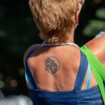 Тату волк в круге на спине женщины –Уличная татуировка (street tattoo)–22.09.2020–tatufoto.com 2