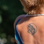 Тату волк в круге на спине женщины –Уличная татуировка (street tattoo)–22.09.2020–tatufoto.com 4
