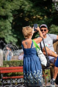 Фото тату на спине женщины. Изображена черная птица в полете, выполненная в графическом стиле.