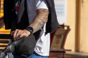 Фото тату на руке: детализированный рисунок в стиле реализм, охватывающий большую часть руки. Черно-серый рисунок татуировки с множеством мелких деталей.