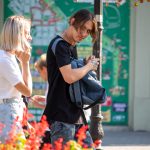 Фото тату на руке мужчины. Виден фрагмент рисунка, вероятно, геометрический узор или абстракция. Изображение сделано на улице, в повседневной обстановке.