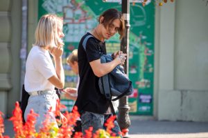 Фото тату на руке мужчины. Виден фрагмент рисунка, вероятно, геометрический узор или абстракция. Изображение сделано на улице, в повседневной обстановке.
