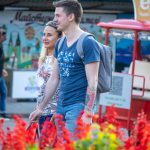 Фото тату на руке мужчины: геометрический рисунок в красных тонах, напоминающий мандалу или сложный узор.