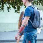 Тату геометрия красным на левой руке парня – 17.09.2020 – tatufoto.com 11