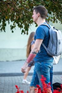 Фото тату на руке мужчины: геометрический рисунок в красных тонах, напоминающий мандалу или сложный узор.