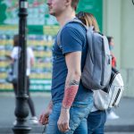 Фото татуировки на руке: геометрический рисунок в красных тонах, напоминающий мандалу или сложный узор.