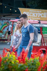 Фотография уличной татуировки на руке мужчины, выполненной в технике стрит-арт. Красные узоры и линии создают динамичный и привлекательный рисунок.