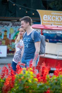 Фото тату на руке мужчины: геометрический рисунок в красных тонах, напоминающий мандалу или сложный узор.