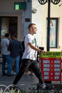 Фото тату на плече: красочный рисунок дракона в восточном стиле. Детализированный рисунок татуировки с использованием зеленых и черных оттенков.