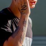 Тату глаз и надпись Newer Give Up на правой руке парня – Уличная татуировка 14.09.2020 – tatufoto.com 5