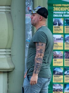 Фото тату на руке: крупный план рукава с изображением черепа, часов и роз, выполненный в реалистичном стиле. Идеи для тату, мастер тату.