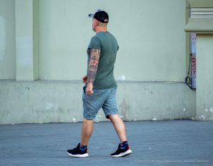 Фото тату на руке: рукав с изображением черепа, часов и роз, выполненный в реалистичном стиле. Идеи для тату, мастер тату.