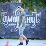Фото тату на предплечье мужчины: реалистичный рисунок с изображением черепа и других элементов в темных тонах.