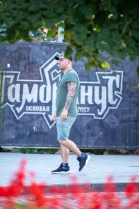 Фото тату на предплечье мужчины: реалистичный рисунок с изображением черепа и других элементов в темных тонах.
